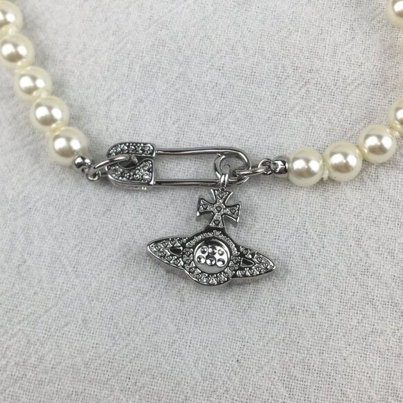 Vivienne Westwood silvery Safety Pin Pearl Necklace - Picture 9 of 9